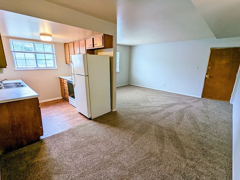 2430 Albany St — Photo 10