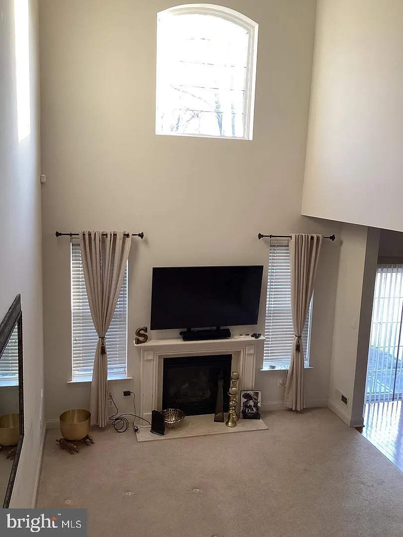 3 bed, 2.5 bath, 2034 sqft, $3,200 — Photo 4