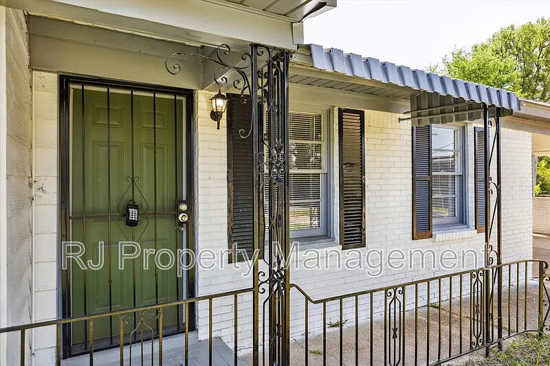 4 bed, 2.0 bath, $1,395 — Photo 2
