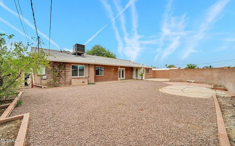 5441 E Hawthorne St — Photo 2