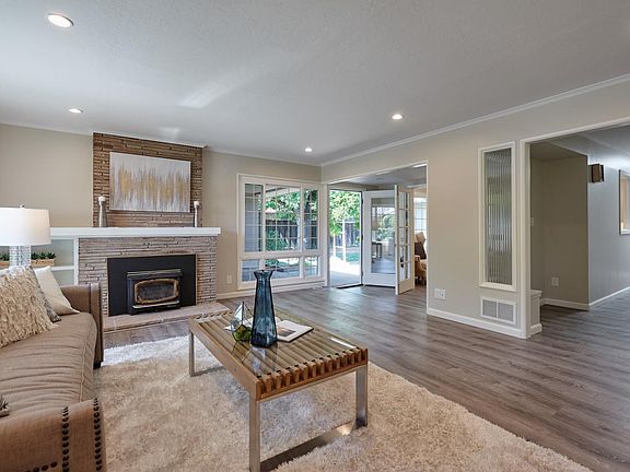2nd image of 8 Acacia Ln