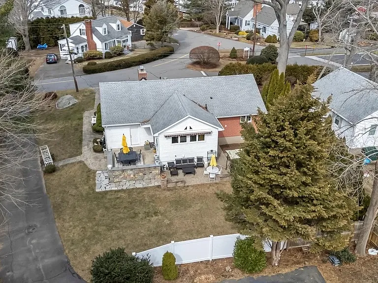 92 Grove Beach Rd S — Photo 3