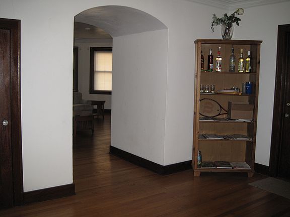 5th image of 204 E Saint James St