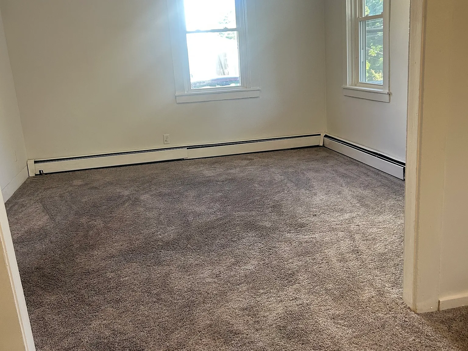 5 bed, 2.0 bath, 2376 sqft, $1,900 — Photo 3