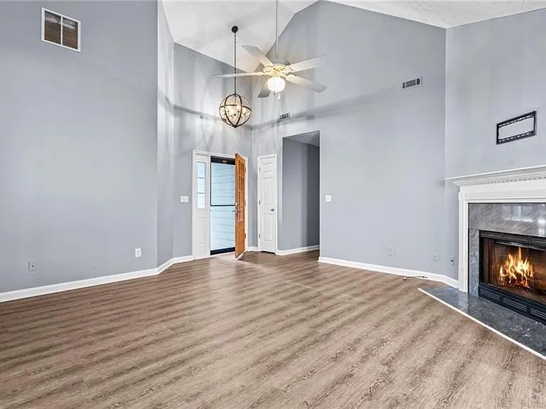 405 Christopher Ln — Photo 6