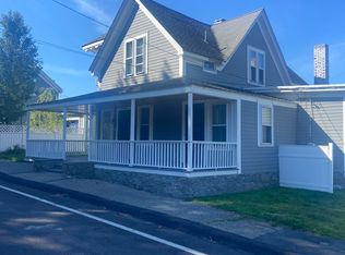 17 Riverside Dr, Tiverton, RI 02878