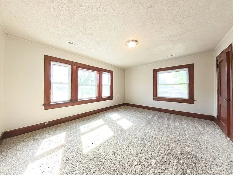 3303 University Ave — Photo 20