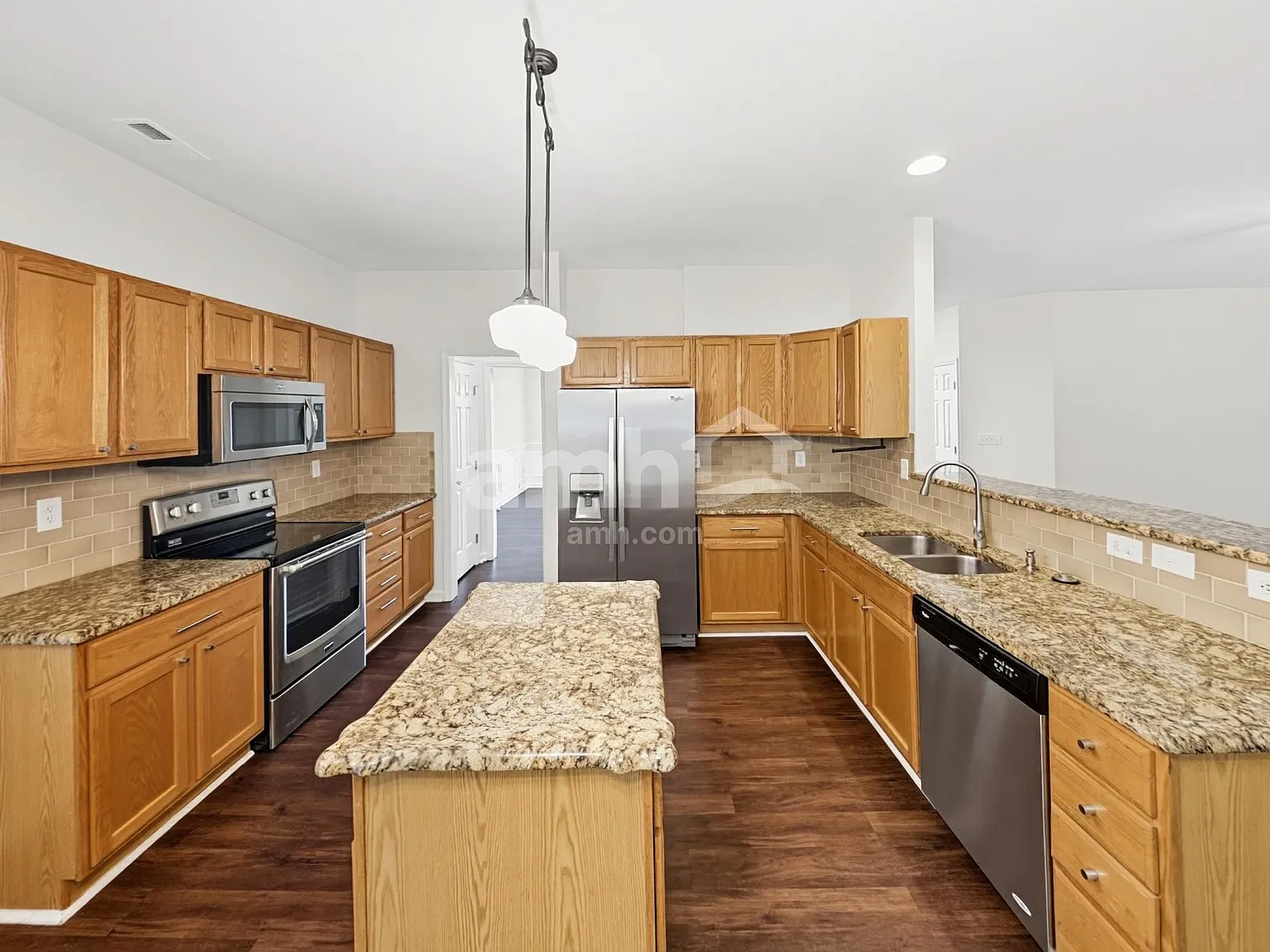 3 bed, 2.5 bath, 2300 sqft, $2,450 — Photo 3