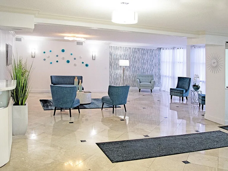 800 Parkview Dr #411 — Photo 3