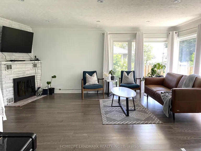 59 Elizabeth Cres S — Photo 2