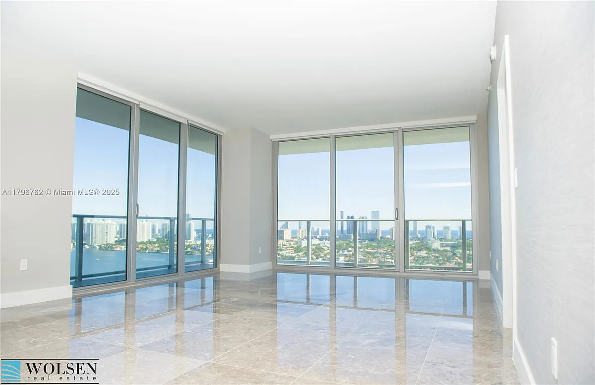 Building Photo - 16385 Biscayne Blvd #2615