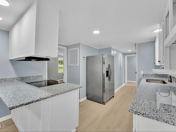 3rd image of 306 Calumet Ct