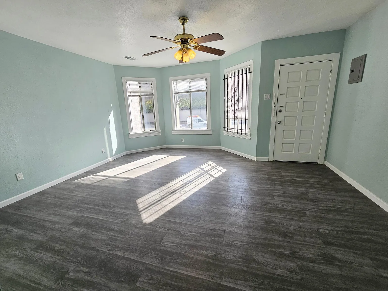 3 bed, 1.5 bath, 1200 sqft, $3,100 — Photo 2