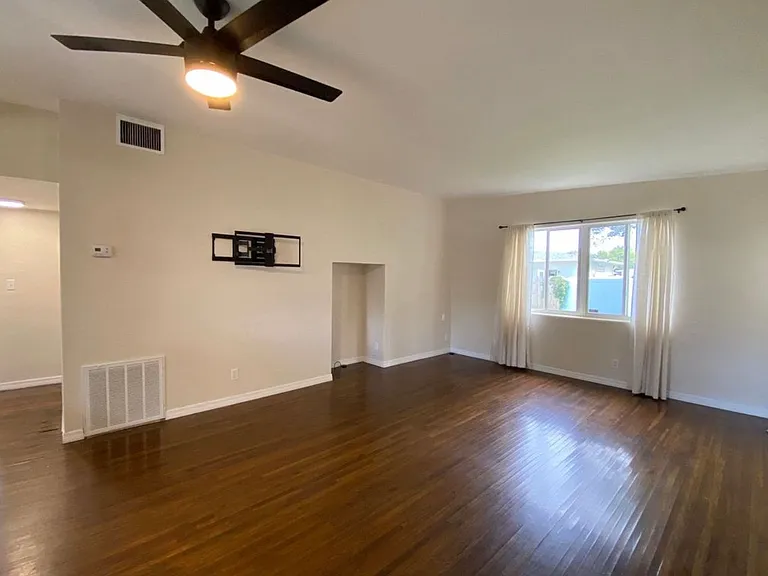 424 Manhattan Ave — Photo 9