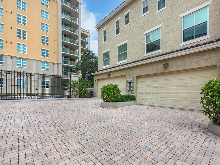 636 Fern St — Photo 24