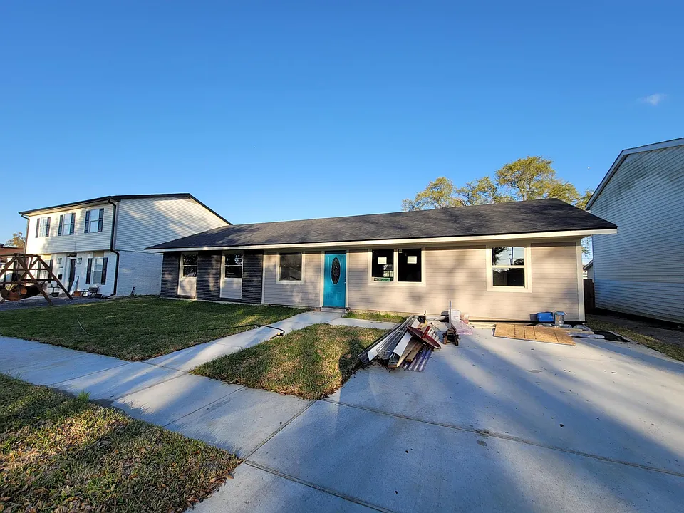 525 E Loyola Dr