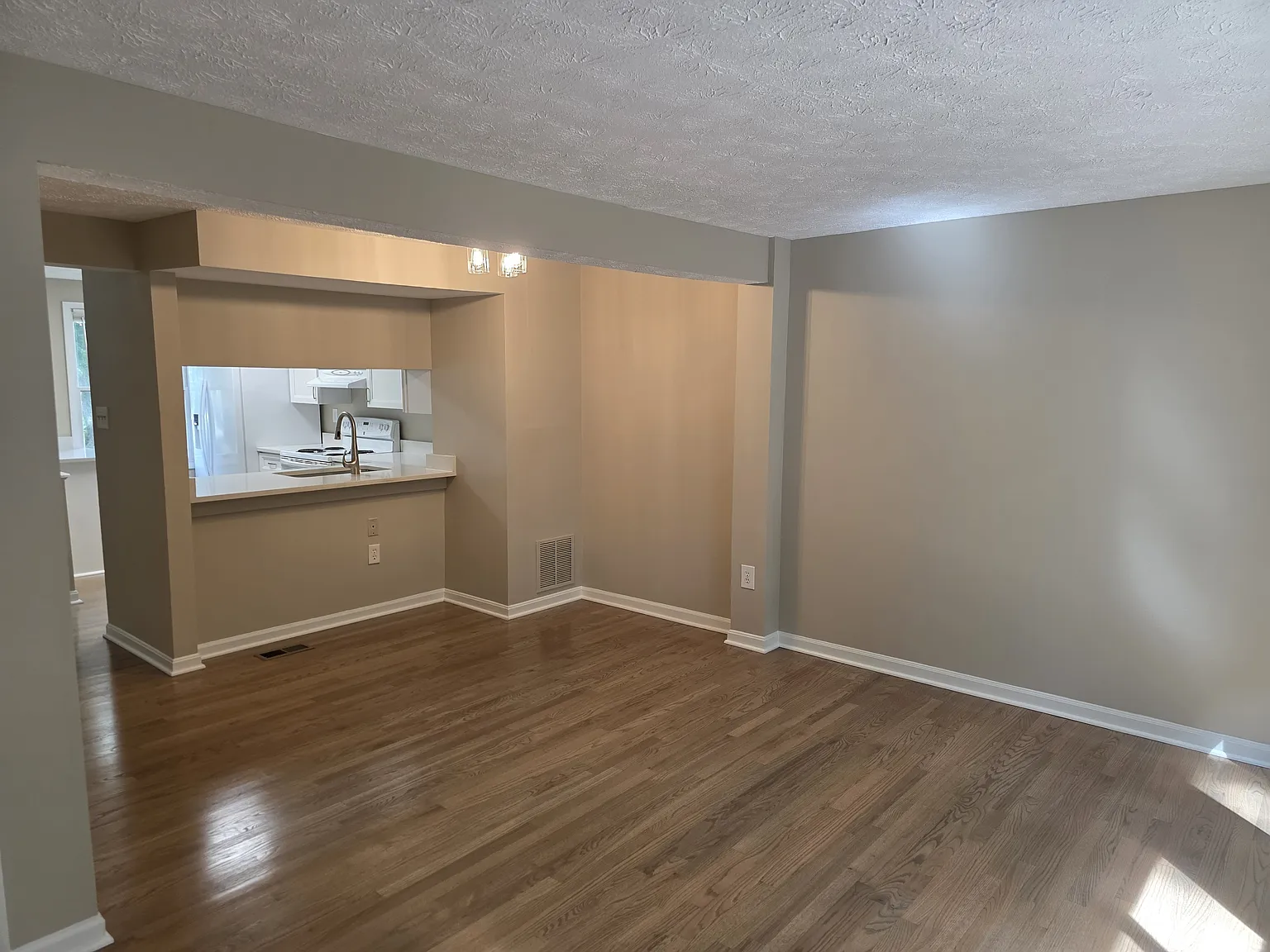 2 bed, 1330 sqft, $2,300 — Photo 4