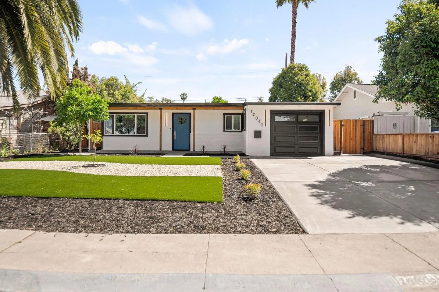 10040 Griffith St photo 1