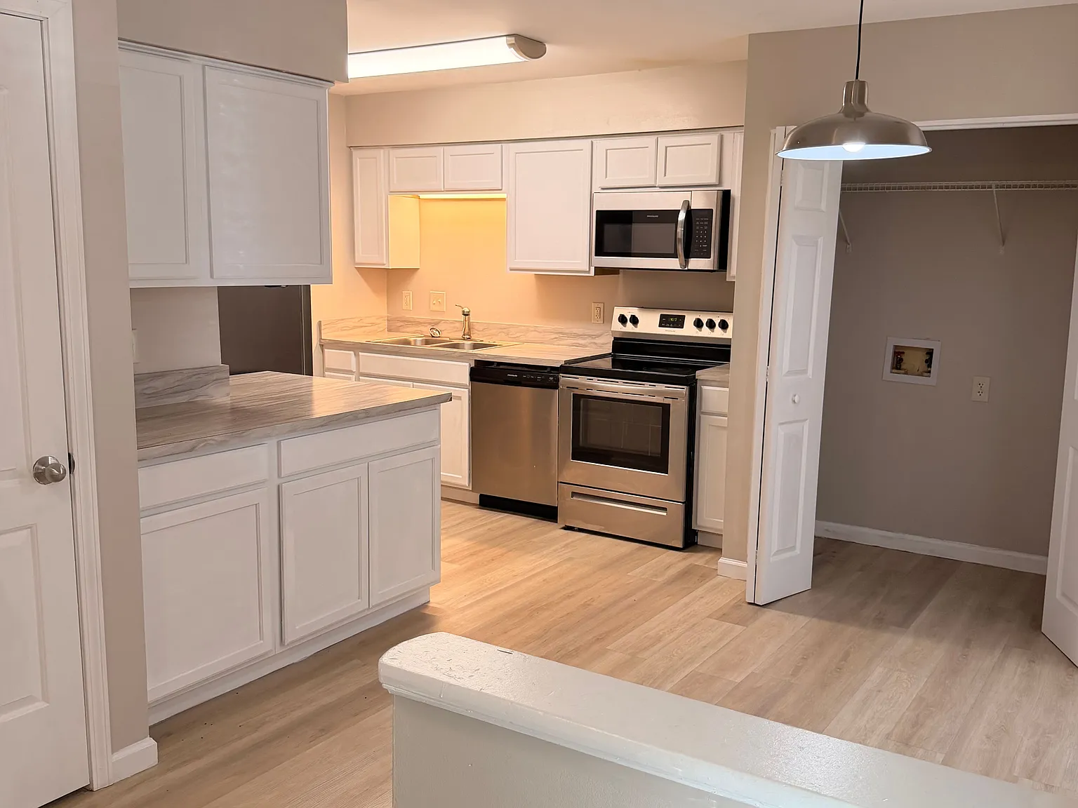 3 bed, 2.5 bath, 1428 sqft, $1,600 — Photo 4