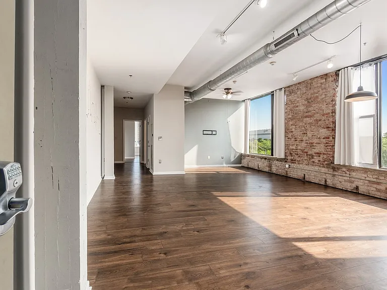 78 E Chestnut St #405 — Photo 3