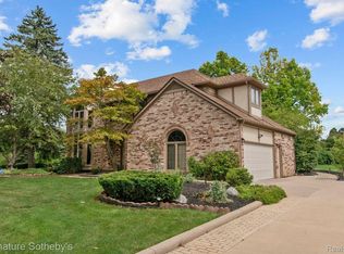 4720 Pier Dr, Troy, MI 48098