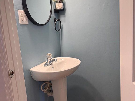 4th image of 309 Avon Ct