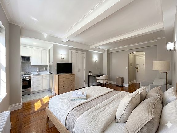 3rd image of 121 E 31st St APT 6C