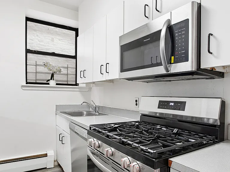 66-72 Saint Nicholas Ave #4E — Photo 4