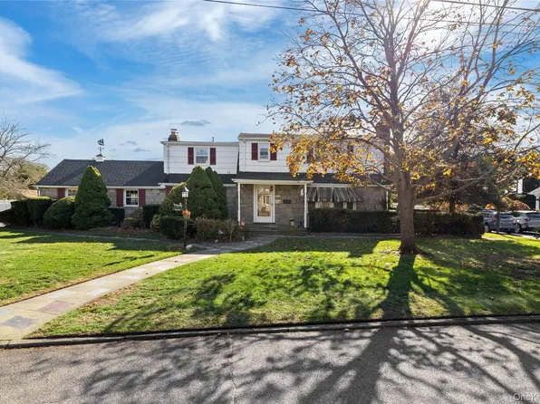 6 White Birch Drive, Babylon, NY 11702