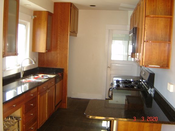 4th image of 1001 N Lombard Ave