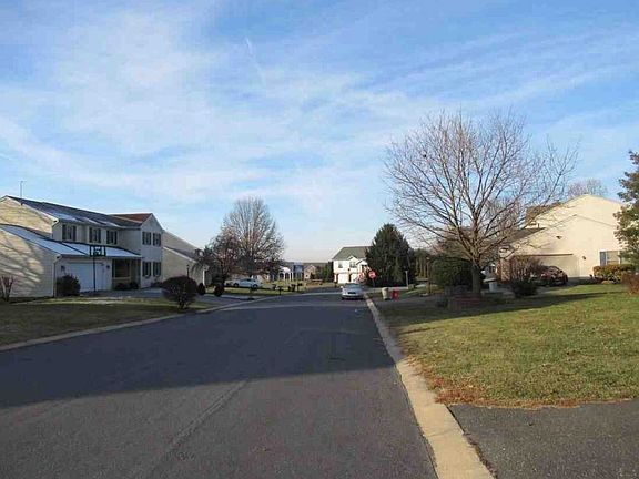Exterior Neighborhood (street photo)