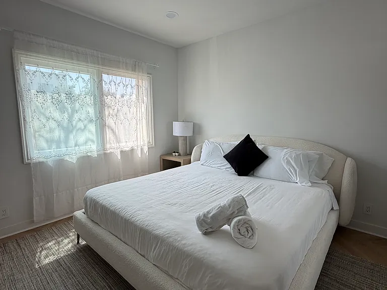 435 Arnaz Dr #200 — Photo 16