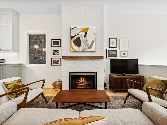 4th image of 2775 N Kenmore Ave #1