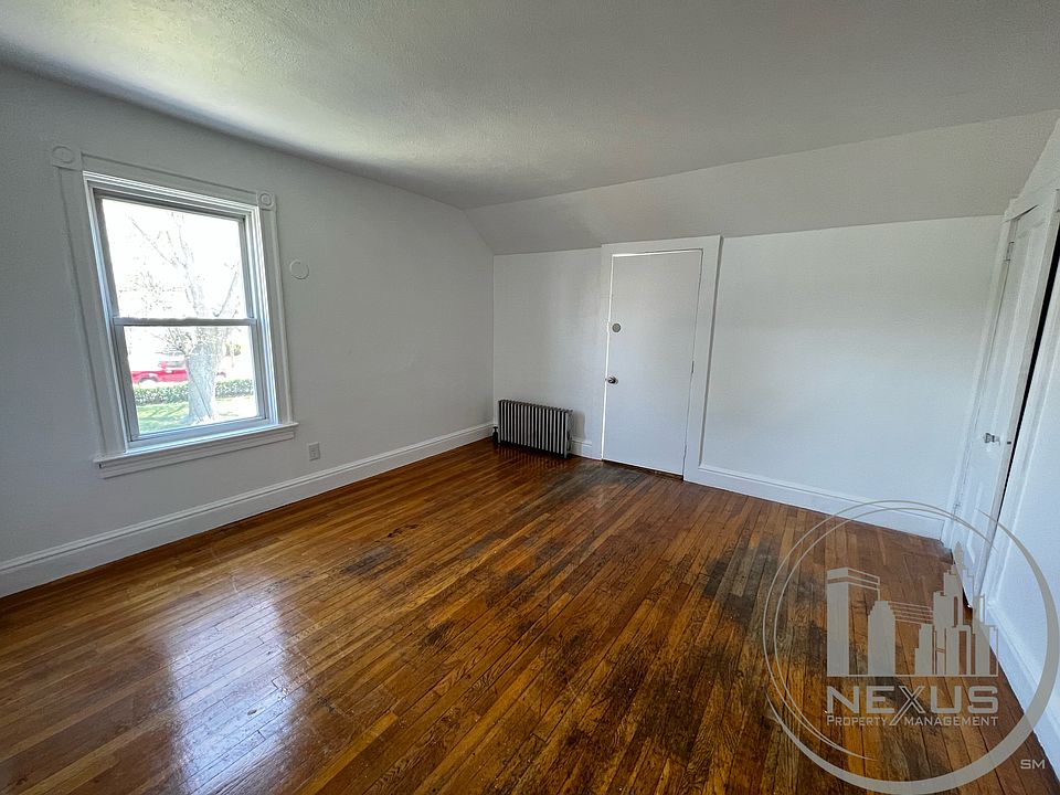 15 MIDDLE ST 2NDFLR 1B/1B H+HWINCLUDED DECK YARD PETSOK LAUNDRY PRKG