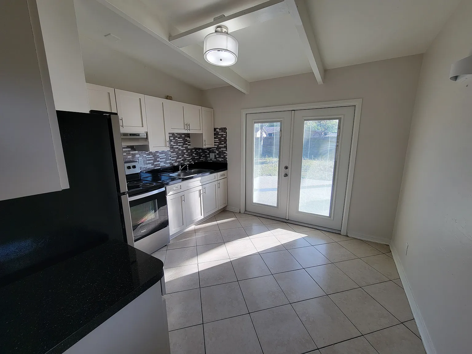 2 Bed 1 Bath, Fully Fenced Now Available For Rent — Photo 4
