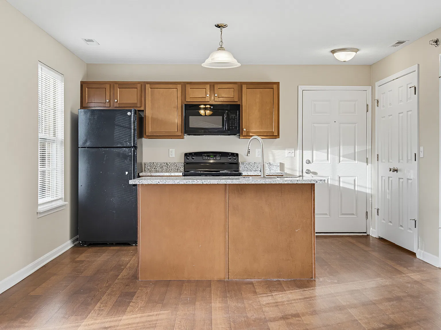 1 bed, 800 sqft, $899 — Photo 1