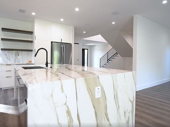 5th image of 4042 Denny Ave