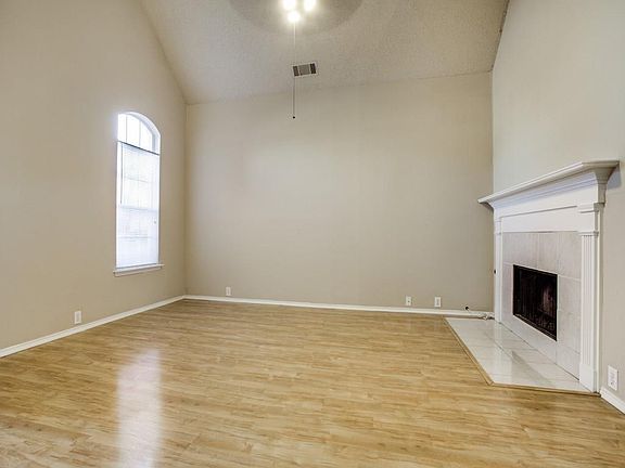 4th image of 10213 Burgundy Dr