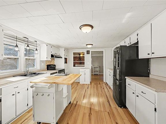 2nd image of 4806 Begonia Rd