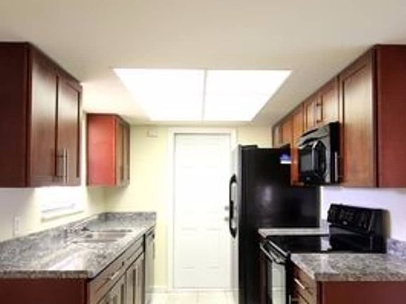 4th image of 440 Alemeda Dr