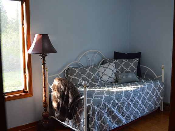 Spare bedroom 