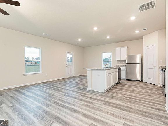 4th image of 110 Howell Dr