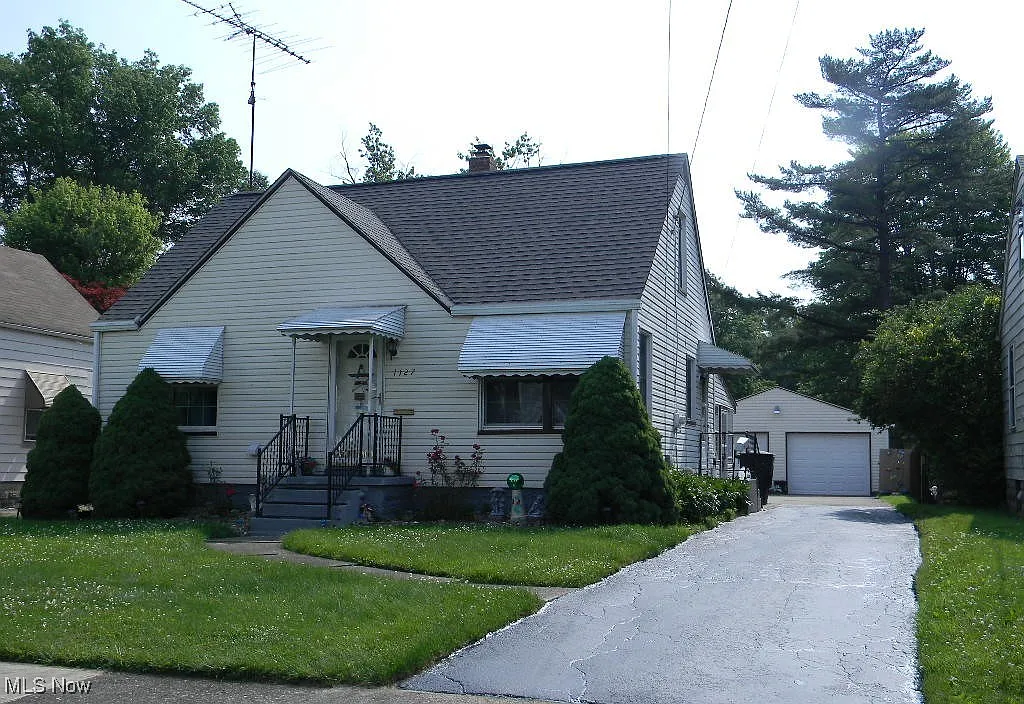 1127 Meadowbrook Ave SE photo 1