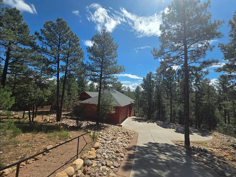 1011 Hillside Dr
