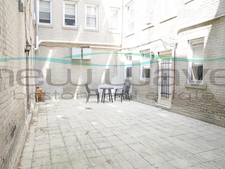 55 Queensberry St #A — Photo 7