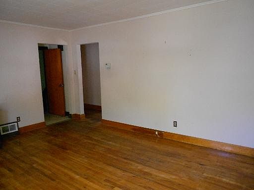 4th image of 495 S Greenbay Ave