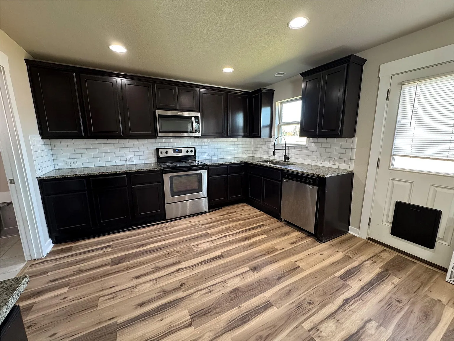 3 bed, 2.5 bath, 1482 sqft, $1,895 — Photo 2