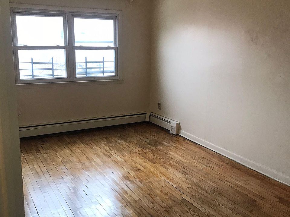 2nd image of 1258 Metcalf Ave