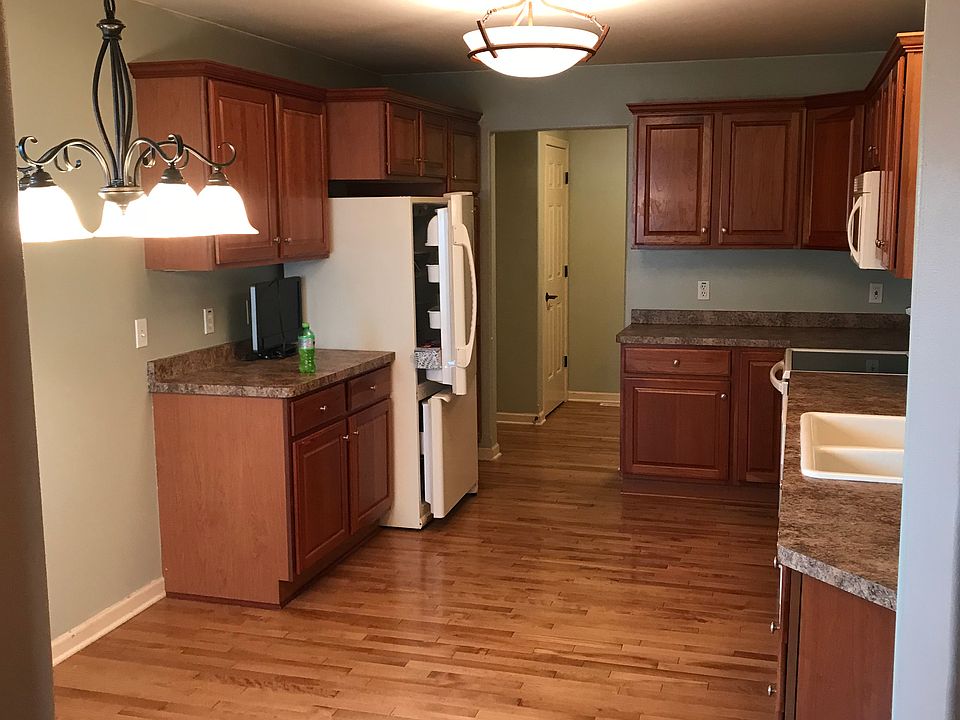 Room Size:  18.5 x 10.6