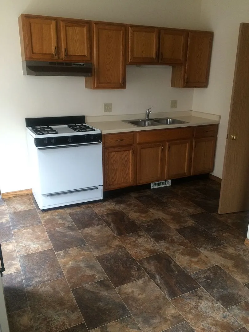6bd + 2 Den Bucky House On N Randall Ave Best Tailgating House — Photo 3